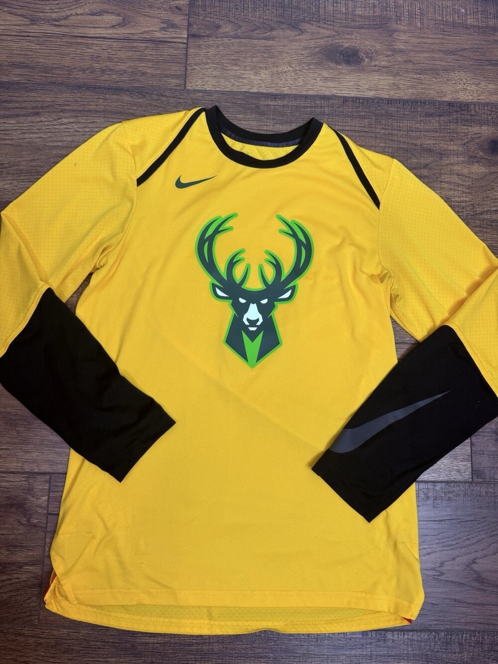 Nike Dri Fit NBA Milwaukee Bucks Yellow Long Sleeve Warm Up Jersey Mens Small